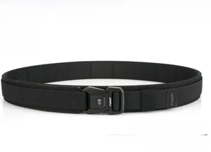 Dettaglio della cintura tattica in nylon nero con fibbia automatica metallica