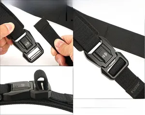 Dettaglio della cintura tattica in nylon con fibbia a sgancio rapido resistente