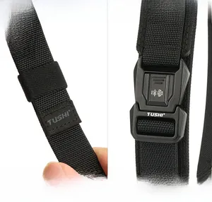 Dettaglio della cintura tattica in nylon ispessito da 3,8 cm con fibbia a sgancio rapido