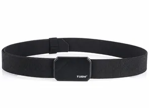 Detail van een zwarte nylon tactische riem met een magnetische snelsluiting gesp