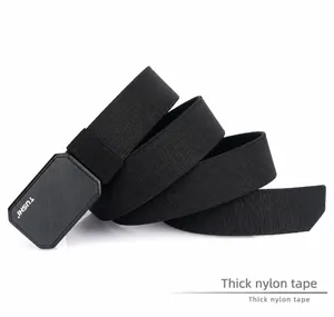 Macro-opname van tactische nylon riem met elastische geweven textuur en metalen gesp