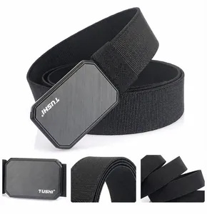 Detail van tactische nylon riem met duurzame magnetische gesp en TUSHI-logo gravering