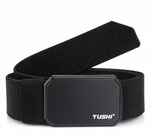 Detail van zwarte tactische nylon riem met matte legering magnetische gesp en logo