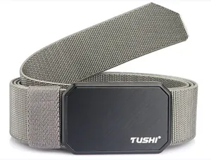 Detail van de grijze nylon tactische riem met magnetische gesp en TUSHI-logo