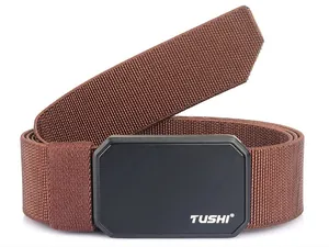 Detail van een donkerbruine nylon tactische riem met een matzwarte metalen gesp