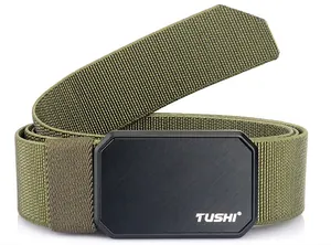 Detail van de legergroene nylon tactische riem met zwarte metalen magnetische gesp en logo