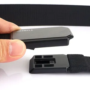 Zwarte tactische nylon riem met een magnetische snelspansluiting en TUSHI-gravure erop