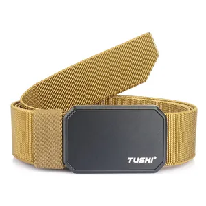 Tactische nylon riem in kaki met zwarte metalen magnetische gesp op witte achtergrond
