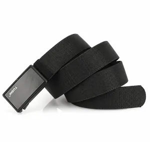 Detalle de cinturón elástico de nailon negro con hebilla metálica y textura tejida