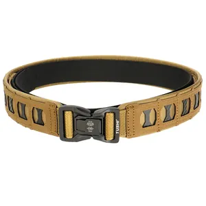 Λεπτομέρεια τακτικής ζώνης coyote brown με σύστημα MOLLE laser και μεταλλική πόρπη ταχείας