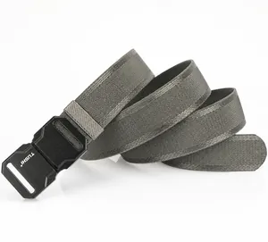 Detalle del cinturón táctico gris que muestra tejido transpirable y hebilla de zinc