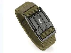 Detalle del cinturón táctico verde militar con cincha de nailon y hebilla magnética