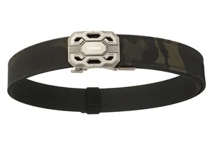 Detail of military camo nylon tactical belt featuring a matte metal buckle with TUSHI logo