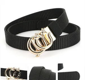 Détails de la boucle renard dorée avec strass sur une ceinture en nylon tressé