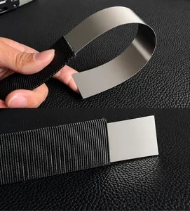 Detail der flexiblen Edelstahl-Einlage im Inneren des schwarzen Nylon-Taktikgürtels
