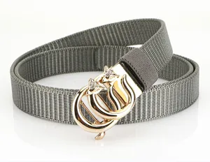 Détail d'une ceinture en nylon gris avec boucle en forme de renard doré et cristaux