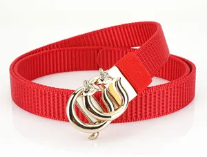 Détail de la ceinture rouge en nylon tressé avec boucle renard dorée et strass