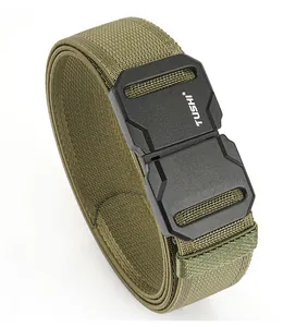 Detalle del cinturón táctico de nailon verde militar con hebilla negra y logo TUSHI