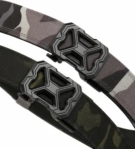 Details taktischer Nylon-Gürtel in Grau und Grün Camouflage mit matten Schnallen