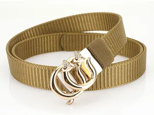 Détail de la boucle renard doré avec strass sur ceinture en nylon tissé kaki femme