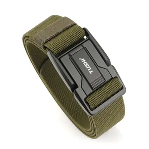 Cinturón táctico verde militar con hebilla magnética de aluminio de 3,8 cm en fondo blanco
