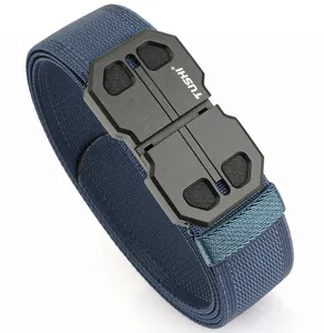 Λεπτομέρεια μπλε ελαστικής τακτικής ζώνης με μαύρη μαγνητική αγκράφα και λογότυπο