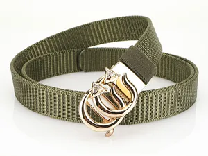 Détail macro de la ceinture en nylon vert armée avec boucle dorée double C et renard