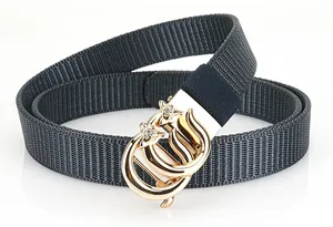 Détail d'une ceinture en nylon de 2,5 cm avec boucle renard dorée et strass