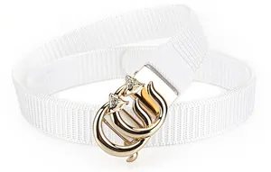 Détail de ceinture en nylon blanc avec boucle double renard dorée et strass brillants