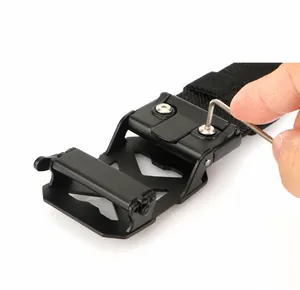 Detailaufnahme der Automatik-Gürtelschnalle aus Zinklegierung mit Verstellschraube