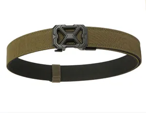 Detail eines armee-grünen Nylon-Taktikgürtels mit mattschwarzer X-förmiger Schnalle und Webart