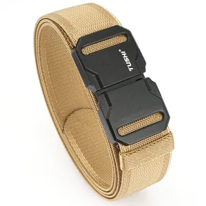 Cinturón táctico elástico para hombre en color caqui con hebilla negra para pantalones cargo