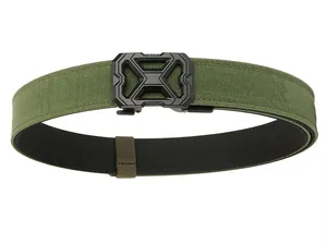 Nahaufnahme des militärgrünen taktischen Nylon-Gürtels mit mattschwarzer Metallschnalle
