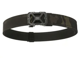 Detail eines taktischen Militärgürtels mit Nylon-Camo-Gewebe und schwarzer Schnalle