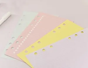 Makroaufnahme von buntem A5-Sechs-Loch-Loseblattpapier in Pastell-Macaron-Tönen