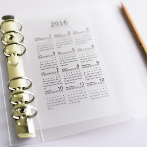 Makrodetail der 6-Ring-Metallbindung mit 2016 Kalender in einer mattierten Hülle
