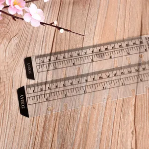 Nahaufnahme von 15cm Kunststoff-Lineal mit schwarzer Today-Registerlasche für Planer