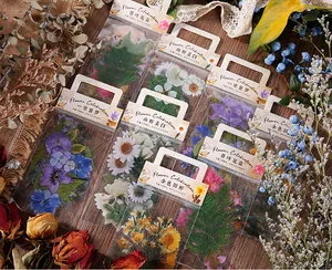 Mise à plat de stickers floraux PET vintage sur un bureau en bois pour scrapbooking