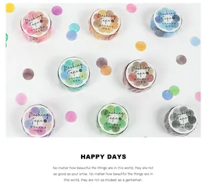 Flat lay van 8 kleurrijke washi-taperollen met fruitlabels voor journaling en decoratie