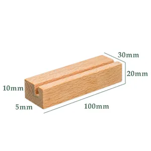 Vista macro de un soporte de madera de 100mm con medidas para tarjetas postales