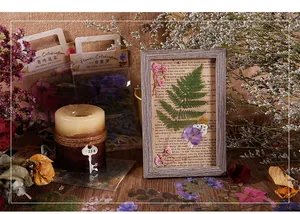 Détail d'autocollants PET de fleurs vintage et de cadres botaniques faits à la main