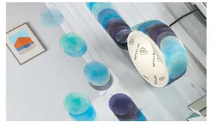 Detailopname van de blauwe gradiënt washi tape rol voor doe-het-zelf planner decoratie