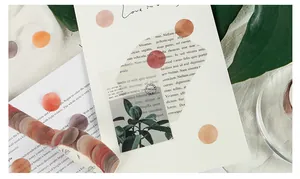 Macro-opname van washi tape stickers in aardetinten voor creatieve agenda decoratie