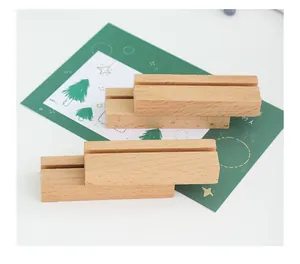 Primer plano de portafotos minimalistas de madera con grano natural y ranuras de precisión