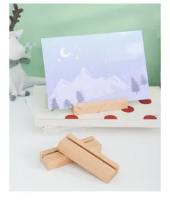 Detalle de base de madera natural para tarjetas y fotos en escritorio moderno