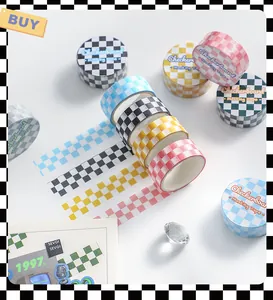 Detailansicht von buntem Schachbrett-Washi-Tape und Mustern für DIY-Bastelarbeiten