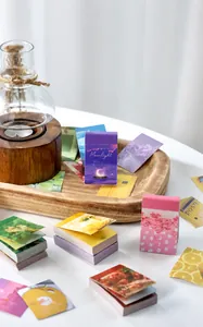 Gros plan détaillé sur des sets de papier créatif esthétique et leurs boîtes de rangement