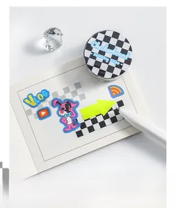 Detailansicht von schwarz-weißem Washi-Tape mit niedlichen DIY-Cartoon-Aufklebern