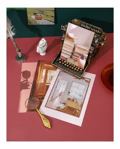 Set d'accessoires photo vintage avec machine à écrire, cartes et loupe dorée