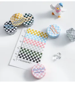 Makroaufnahme bunter Schachbrett-Washi-Tapes auf weißem Hintergrund mit Entendekoration